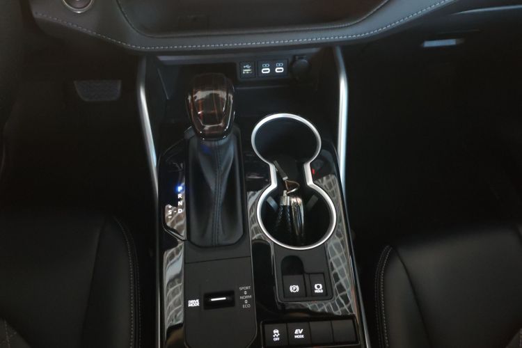 丰田 汉兰达 2024款 2.5L智能电混双擎两驱精英版 5座中控内饰18