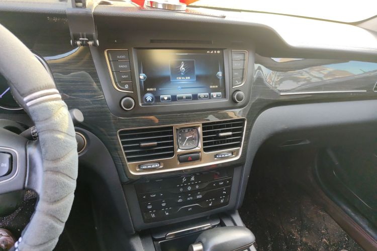 红旗H7 2019款 2.0T 旗舰版中控内饰16