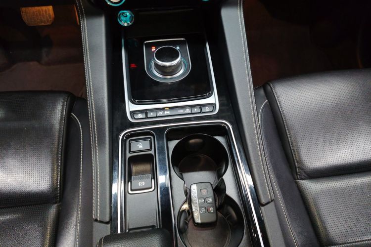 捷豹F-PACE 2016款 3.0 SC 四驱R-Sport运动版局部细节18