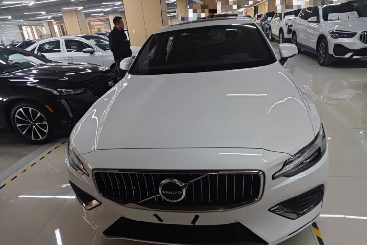 沃尔沃S60 2026款 B4 智逸豪华版车身外观2