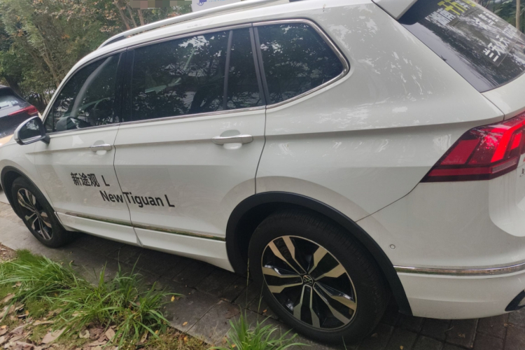 大众 途观L 2024款 出众款 330TSI 自动两驱R-Line龙耀版车身外观4