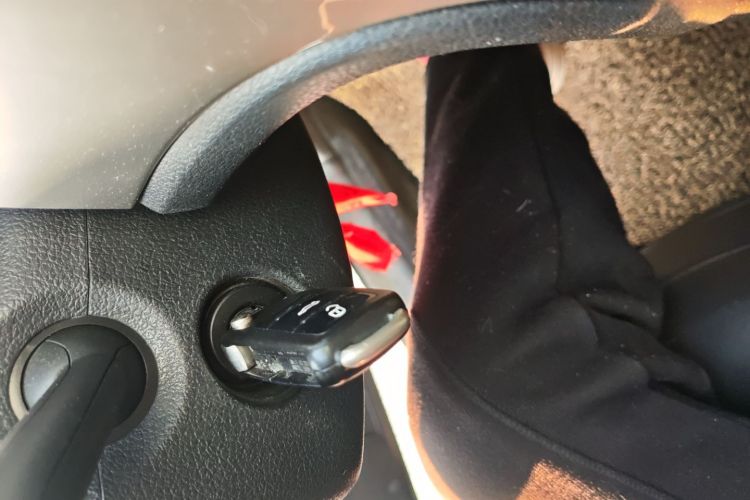 大众 朗逸 2013款 改款经典 1.6L 手动风尚版中控内饰11