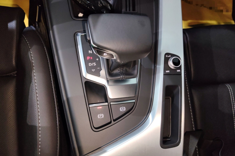 奥迪A4L 2022款 40 TFSI 时尚动感型中控内饰18