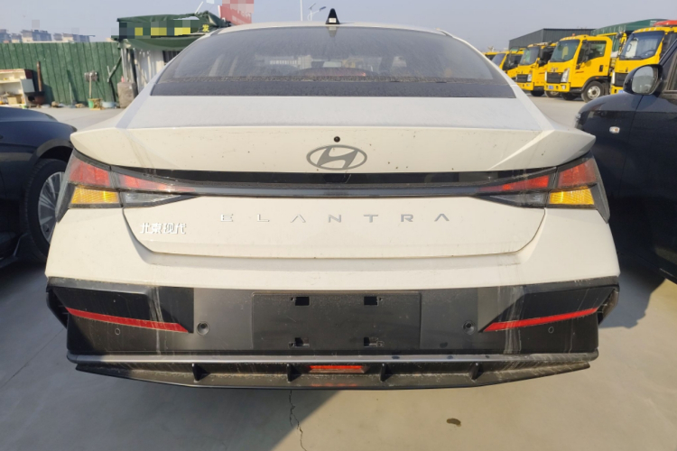 现代 伊兰特 2023款 1.5L CVT GLX精英版车身外观6004