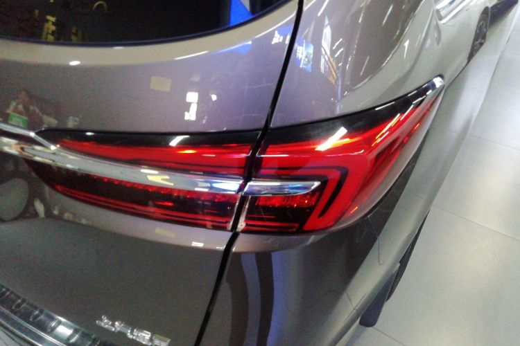 别克GL8 2022款 陆上公务舱 652T 豪华型车身外观9