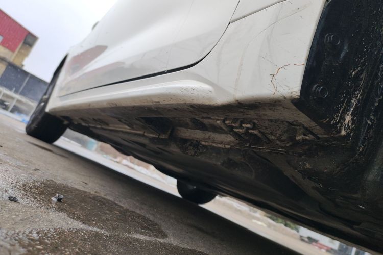 丰田 雷凌 2023款 智能电混双擎 1.8L 领先版局部细节9001