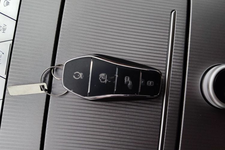 比亚迪 汉L 2025款 DM-p 四驱激光雷达旗舰型中控内饰11