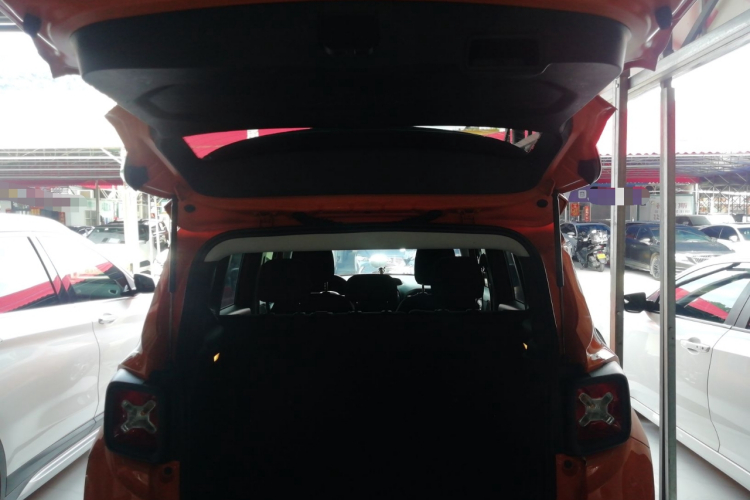 Jeep 自由侠 2018款 互联大屏版 180T 自动高能版局部细节23