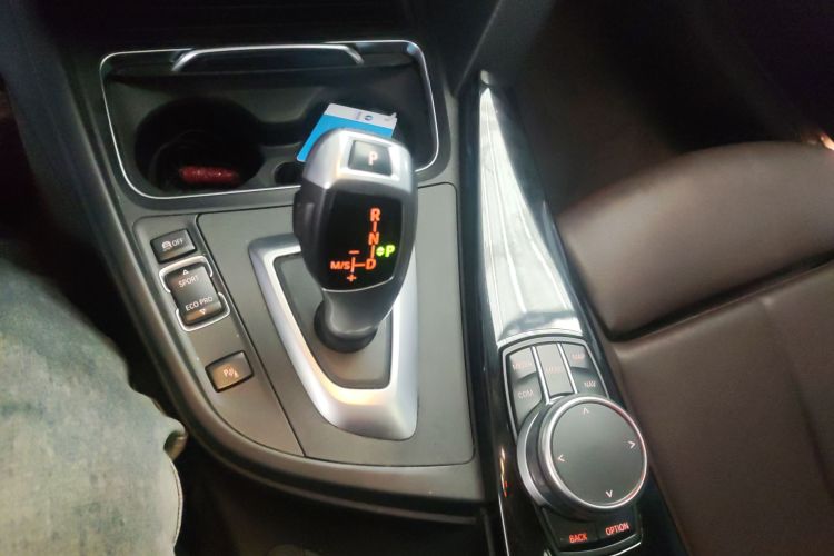 宝马3系 2019款 320Li 时尚型中控内饰18