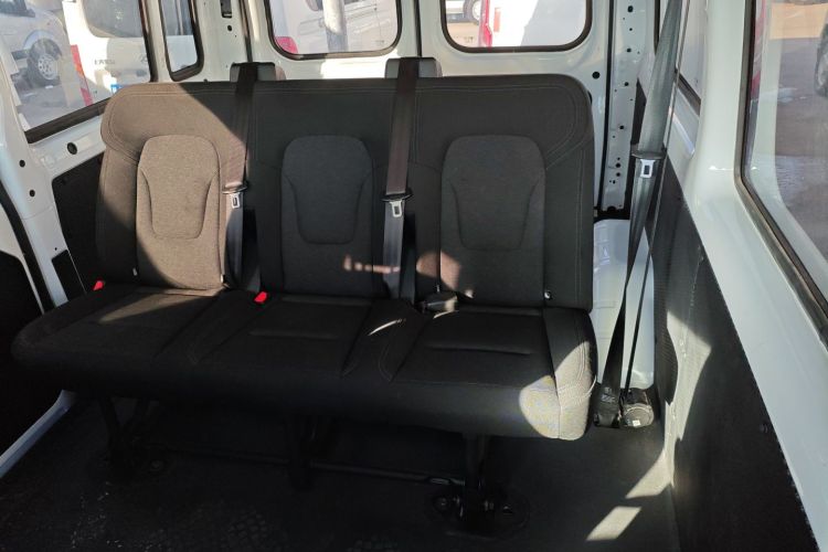 江铃福顺 2023款 2.0T 自动短轴中顶商运型多功能乘用车6座中控内饰21