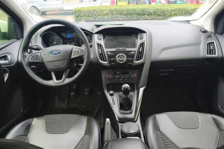 福特 福克斯 2015款 三厢 1.6L 手动风尚型中控内饰12