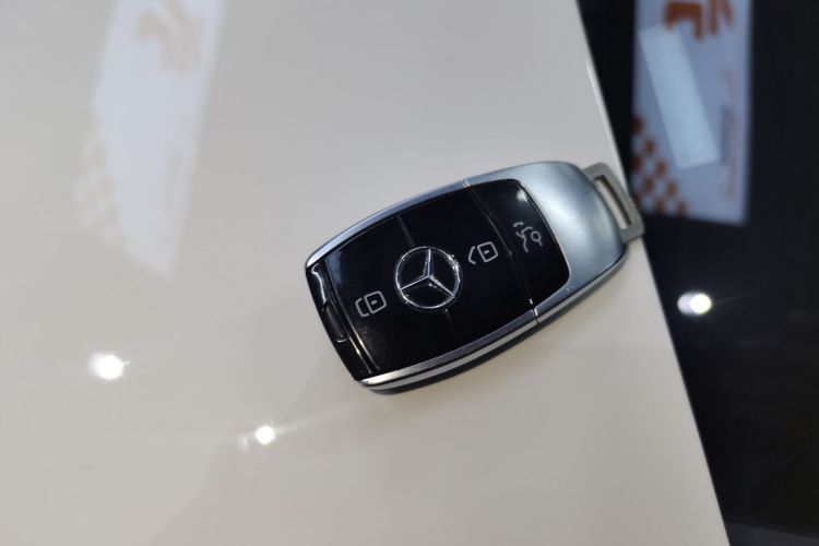 奔驰E级 2017款 E 300 L 运动豪华型中控内饰11