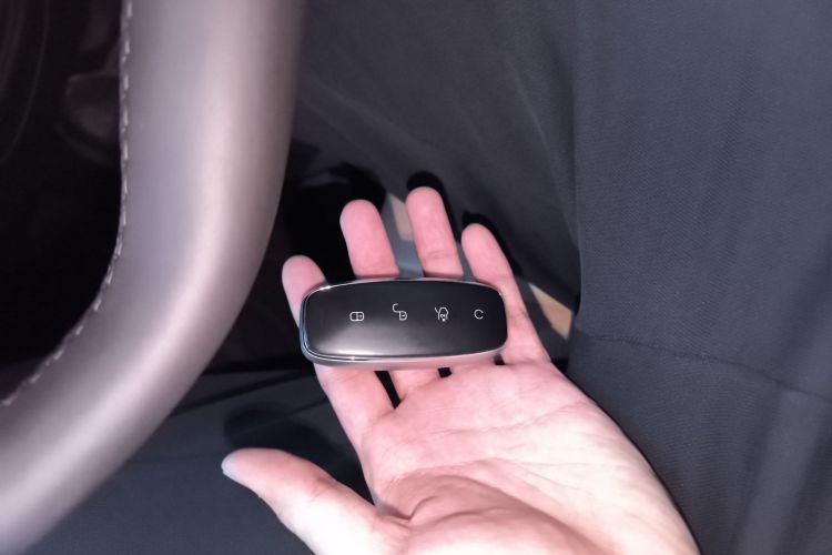 腾势D9 2024款 DM-i 980 四驱尊贵型中控内饰11