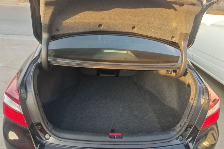 本田 雅阁 2016款 2.0L 精英版机舱底盘23