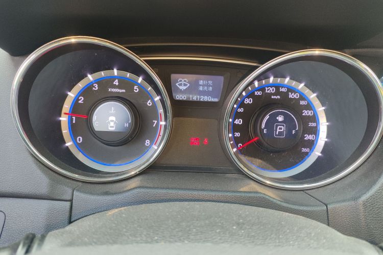现代 索纳塔 2013款 2.0L 自动时尚版中控内饰14