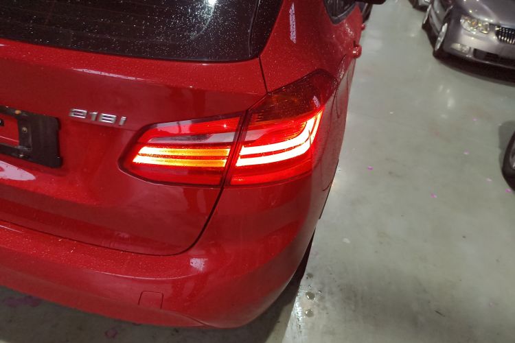 宝马2系旅行车 2016款 218i 领先型车身外观9