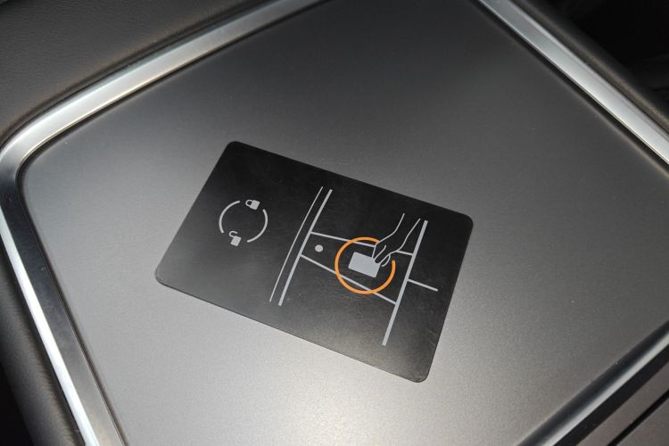 特斯拉 Model 3 2021款 改款二 Performance高性能全轮驱动版中控内饰11