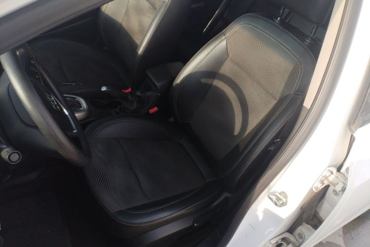 别克 英朗 2014款 XT 1.6L 自动时尚版中控内饰19