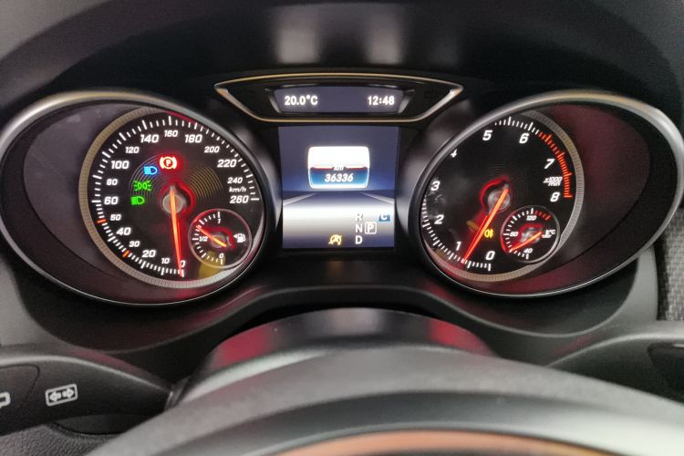 奔驰GLA 2018款 GLA 200 动感型中控内饰14