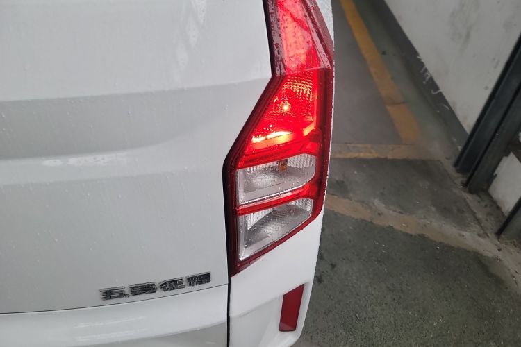 五菱汽车 五菱征程 2021款 1.5T 手动豪华型车身外观9