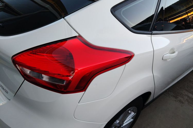 福特 福克斯 2018款 两厢经典 1.6L 自动风尚型智行版车身外观9