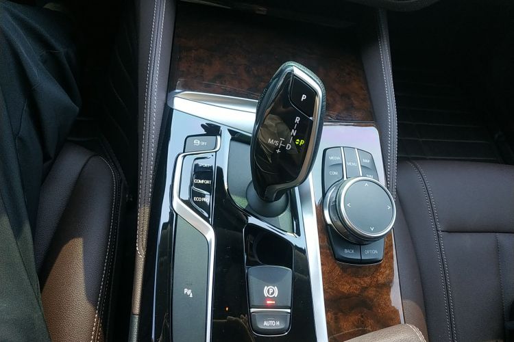 宝马5系 2019款 525Li 豪华套装中控内饰18