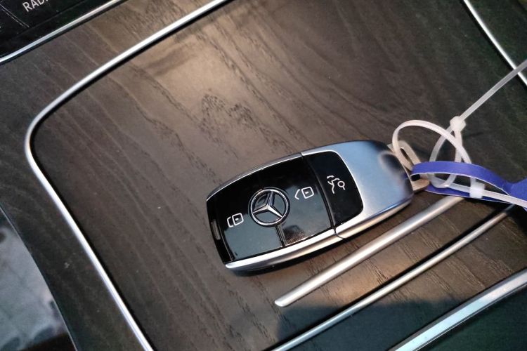 奔驰E级 2019款 改款 E 300 L 运动时尚型中控内饰7001