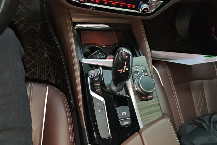 宝马5系 2019款 改款 530Li 尊享型 豪华套装中控内饰18