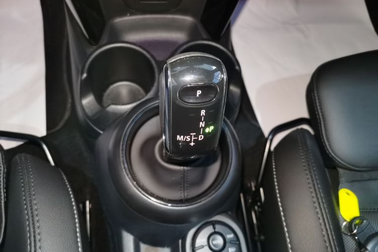 MINI 2023款 1.5T COOPER 国王十字特别版 五门版中控内饰18