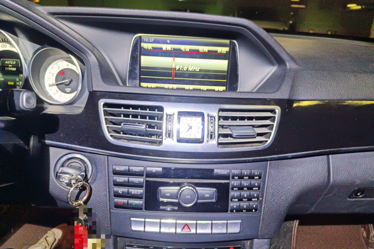 奔驰E级 2015款 E 260 L 运动型中控内饰16