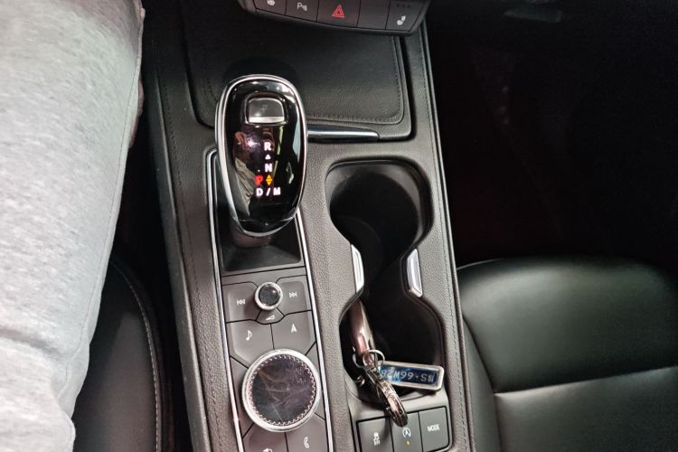 凯迪拉克XT4 2020款 改款 28T 两驱领先型中控内饰18