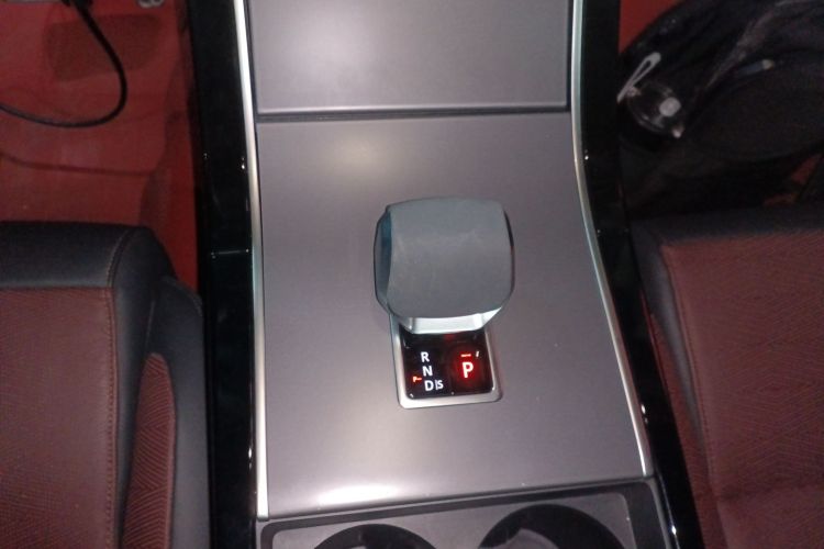 路虎 揽胜星脉 2024款 Dynamic HSE中控内饰18