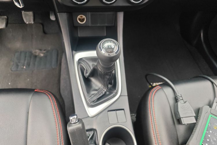 丰田 雷凌 2014款 1.6G 手动精英版中控内饰18