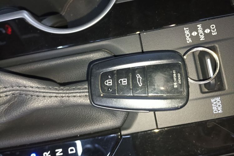 丰田 汉兰达 2022款 双擎 2.5L 四驱尊贵版 7座中控内饰7001