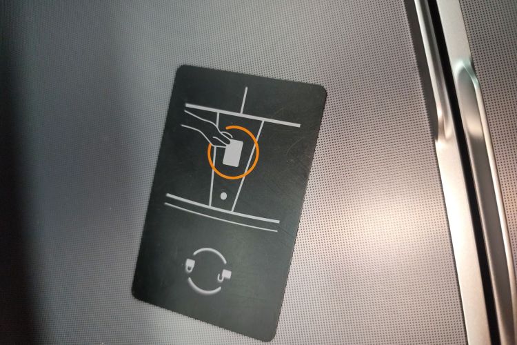 特斯拉 Model Y 2025款 长续航全轮驱动 首发版中控内饰11