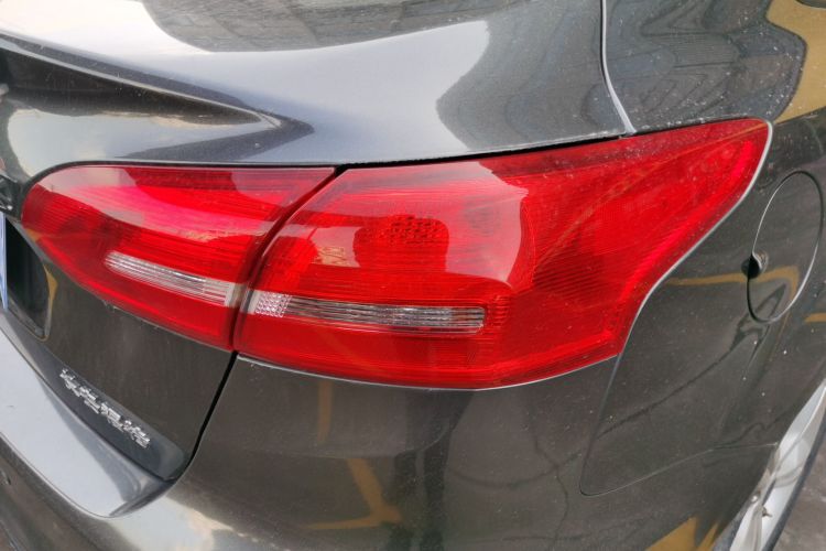 福特 福克斯 2015款 三厢 1.6L 手动舒适型车身外观9