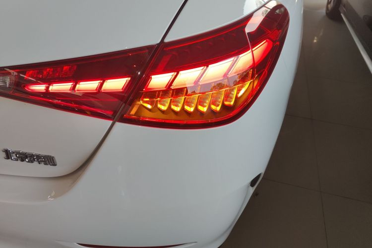 奔驰C级 2022款 C 260 L 运动版车身外观9