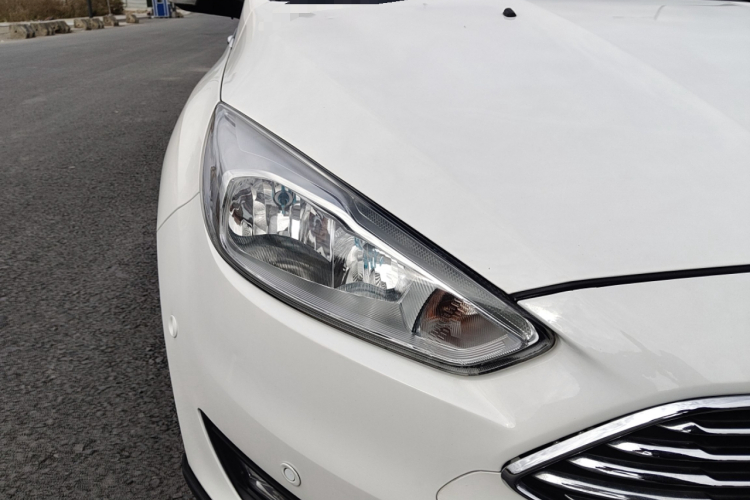 福特 福克斯 2017款 三厢 EcoBoost 180 自动旗舰型车身外观8