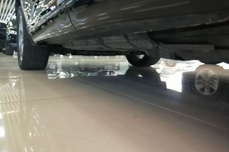 丰田 汉兰达 2015款 2.0T 四驱豪华版 7座机舱底盘30