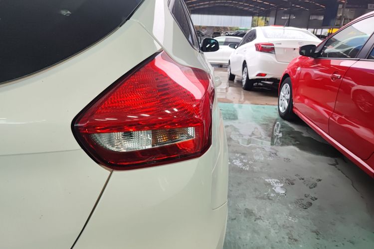 福特 福克斯 2017款 两厢 EcoBoost 125 手动超能风尚型智行版车身外观9