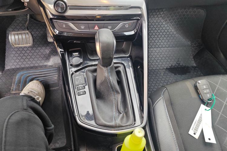 标致308 2016款 1.6L 自动豪华版中控内饰18