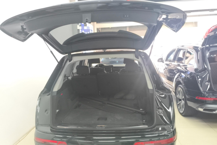 奥迪Q7 2023款 45 TFSI quattro S line运动型机舱底盘23