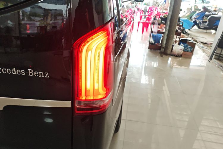 奔驰 威霆 2021款 2.0T 精英版 7座车身外观9