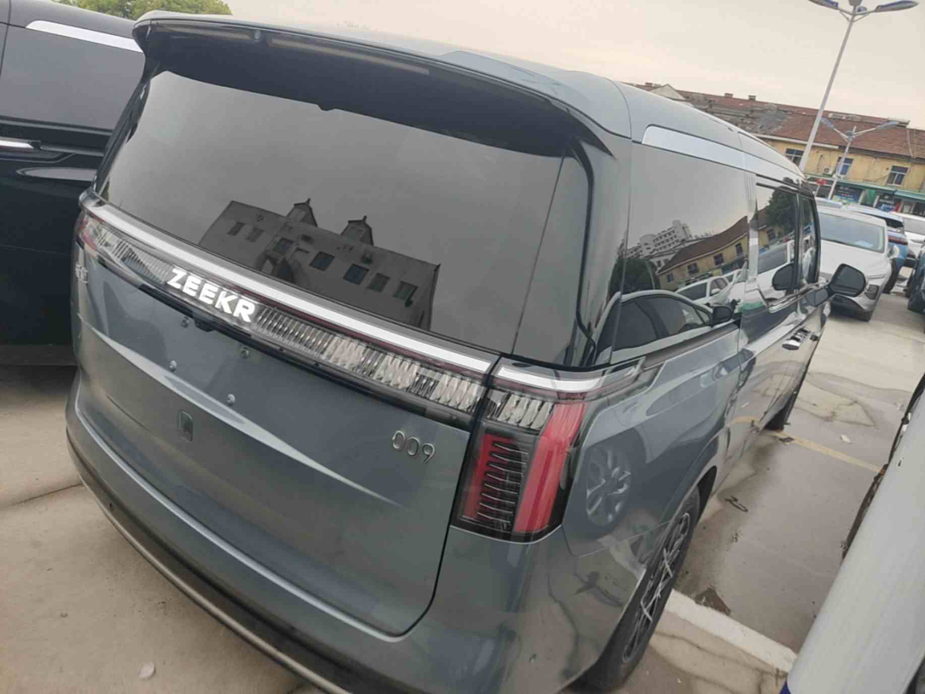 极氪009 2024款 七座过道版四驱 108kWh(4)