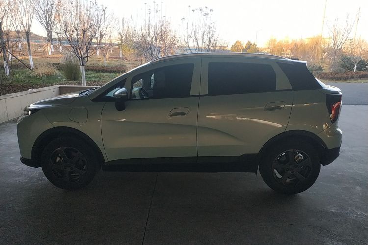 吉利几何E萤火虫 2023款 320KM 乖帅虎 5座车身外观4