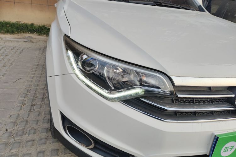 一汽 森雅R7 2017款 1.6L 手动豪华型车身外观8