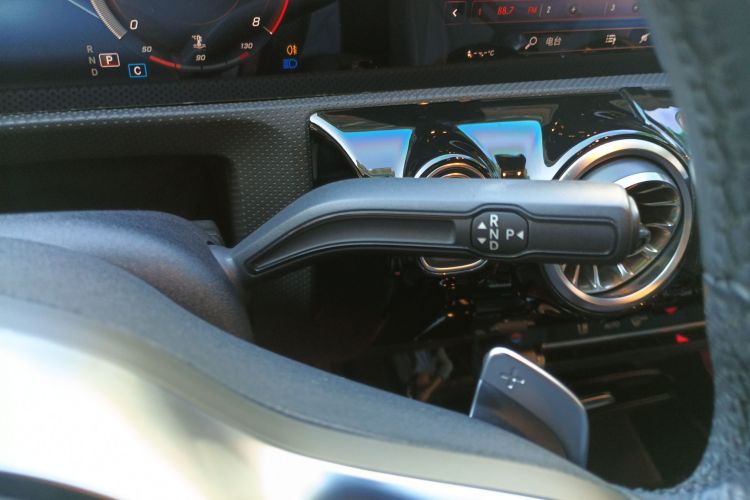 奔驰A级 2020款 改款 A 200 L 运动轿车时尚型中控内饰18