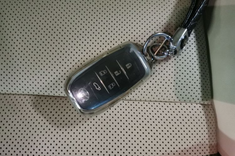 丰田 威尔法 2021款 皇冠 双擎 2.5L HV至尊版中控内饰7001