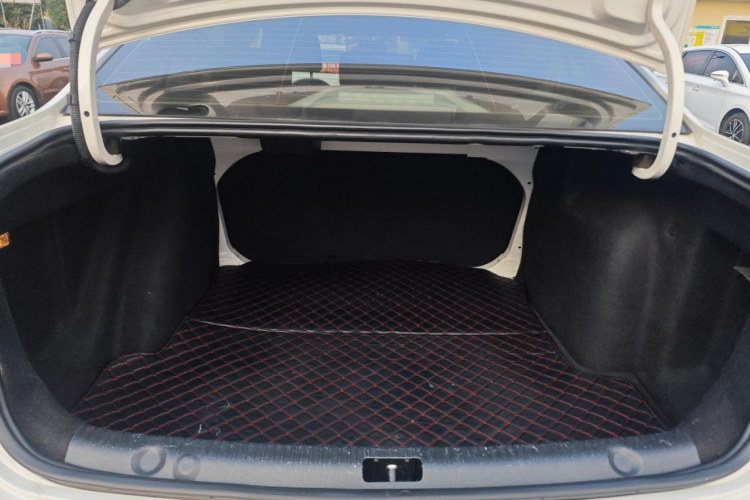 大众 朗逸 2017款 1.6L 手动风尚版机舱底盘23