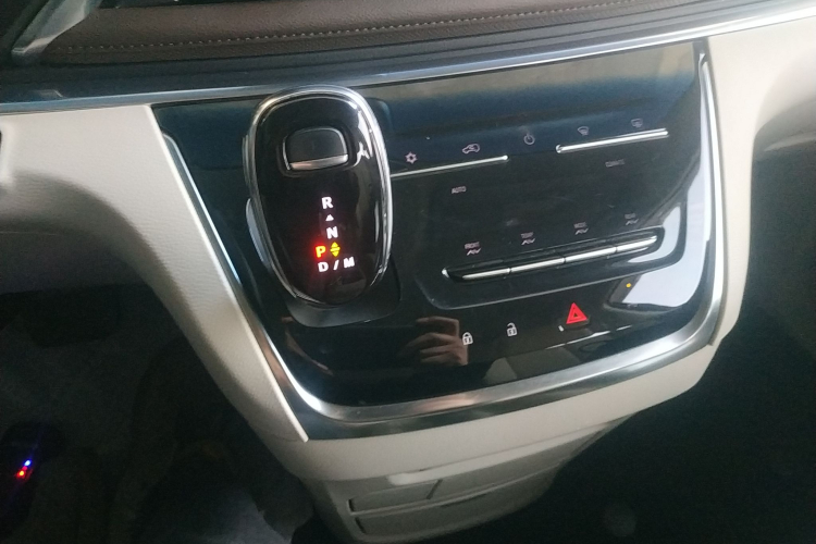 别克GL8 2023款 陆上公务舱 舒适型中控内饰18